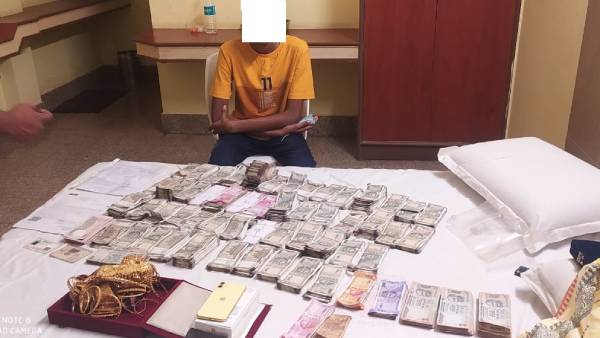  ஐபோன்...சிம்கார்டு வசமாக சிக்கினான்