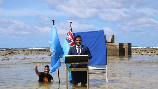  கடலில் இறங்கிய அமைச்சர்