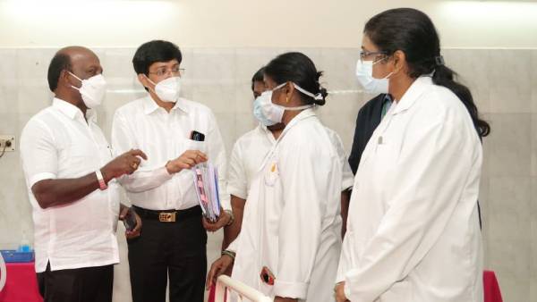 தடுப்பூசி போடும் பணி தடுப்பூசி போடும் பணி