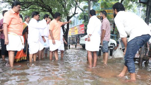 முழங்கால் அளவு தண்ணீர் முழங்கால் அளவு தண்ணீர்