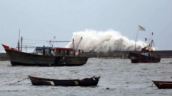 மீனவர்கள் கரை திரும்புங்கள் 