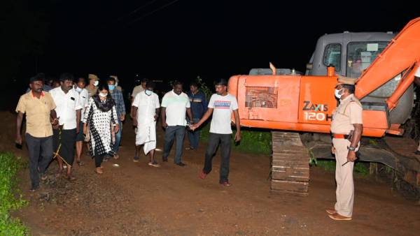 அதிகாரிகள் திணறல் அதிகாரிகள் திணறல்