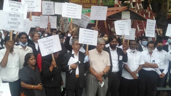 வழக்கறிஞர்கள் எதிர்ப்பு வழக்கறிஞர்கள் எதிர்ப்பு