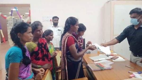 மாவட்ட ஆட்சியரிடம் புகார் மாவட்ட ஆட்சியரிடம் புகார்