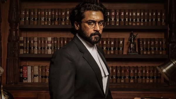 கால் மீது கால் போடும் சிறுமி