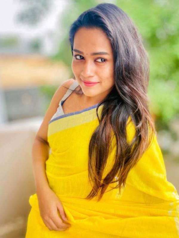 ரசிகர்களை கவர்ந்த காவியா ரசிகர்களை கவர்ந்த காவியா