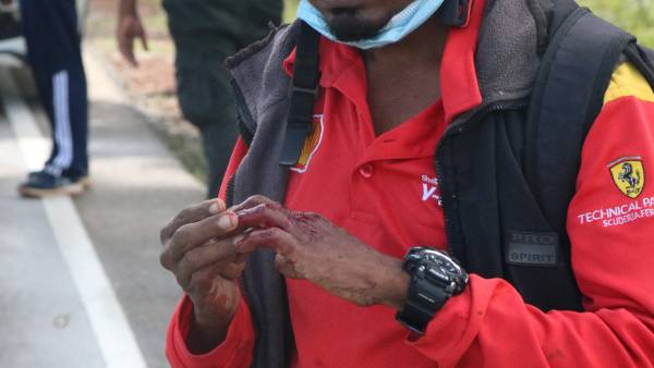 பத்திரிகையாளர் மீது தாக்குதல் பத்திரிகையாளர் மீது தாக்குதல்