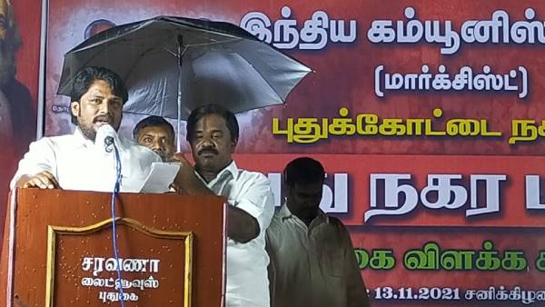 தொண்டருக்கு குடை பிடித்தார் தொண்டருக்கு குடை பிடித்தார்