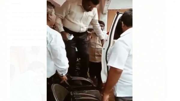 காலில் ஷூ காலில் ஷூ