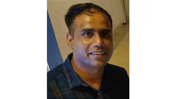  அலையில் ஆர்வத்துடன் நீந்திய கடற்படை அதிகாரி