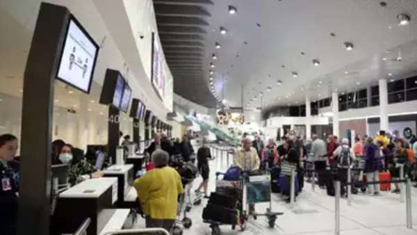 வெளிநாட்டு பயணிகள் வெளிநாட்டு பயணிகள்