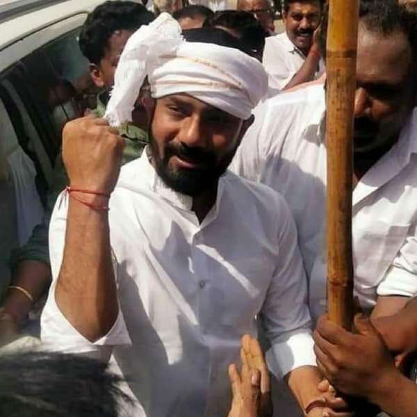 அதிமுக பிரமுகர் 