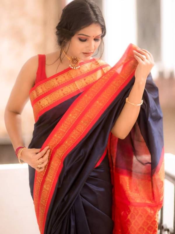 புடவையில் சரண்யா துரோடி