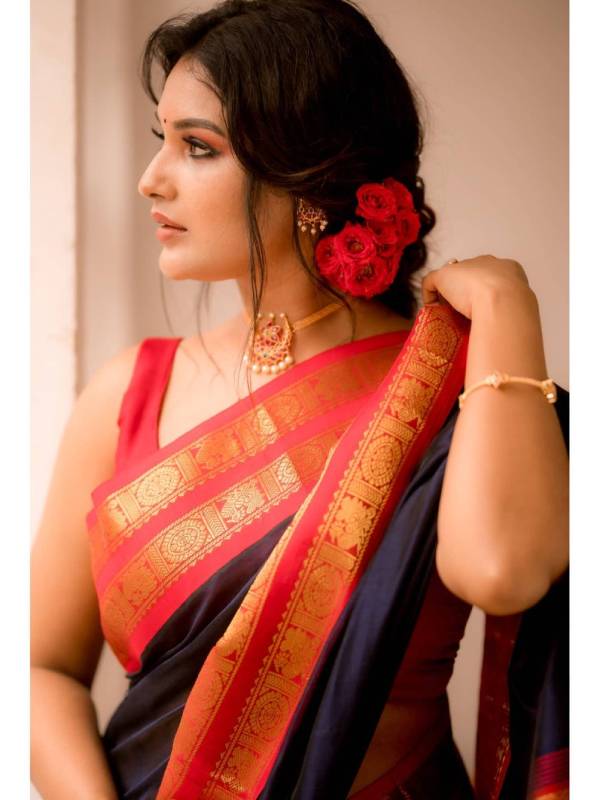 செய்தி வாசிப்பாளராக அறிமுகம்