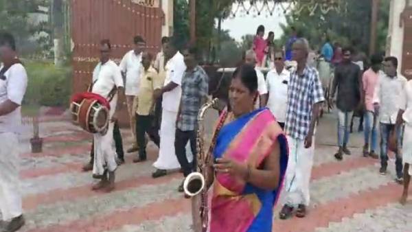 ஆரத்தி எடுத்த சகோதரி 