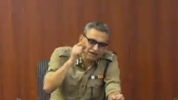 பதுங்கிய போலீசார் பதுங்கிய போலீசார்