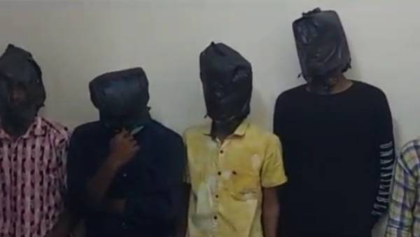 மிளகாய் பொடி தூவி 