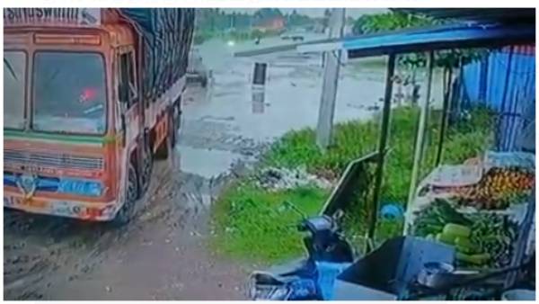 பாதை மாறிய கார் 