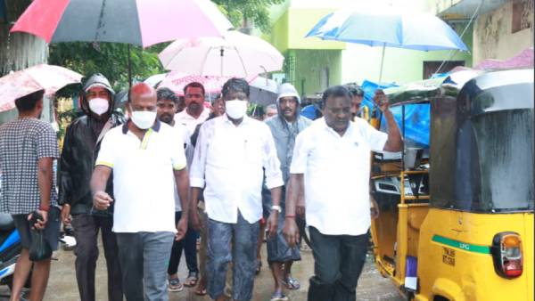 களத்தில் இறங்கிய அமைச்சர்