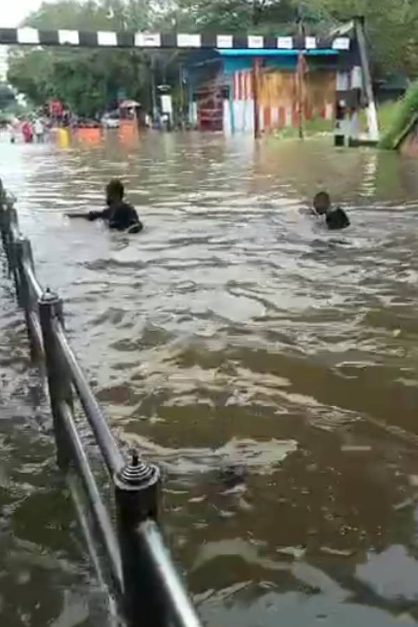 இளைஞர்கள் குதித்தனர் 