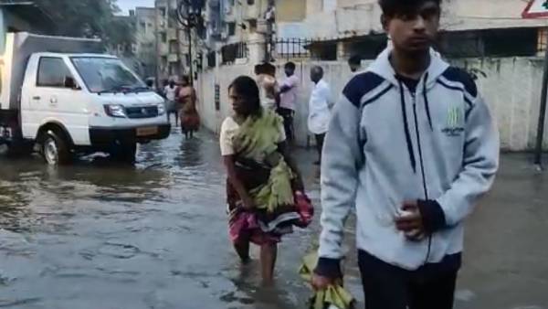 படகுகள் மூலம் மீட்டு வருகின்றனர் 