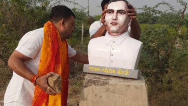 குஜராத்தில் கோட்சே சிலை உடைப்பு 