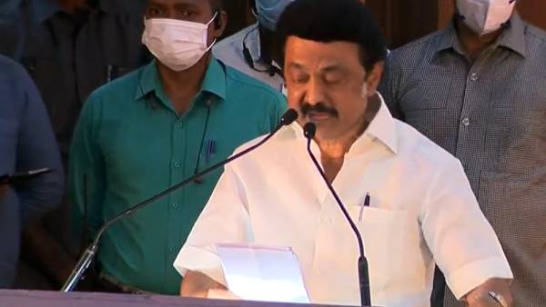 விசிலடித்த ரசித்த ரசிகர்கள் 