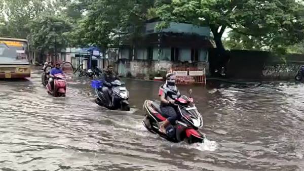 Heavy rains in Chennai in the morning - Traffic affected due to flooding on the roads 