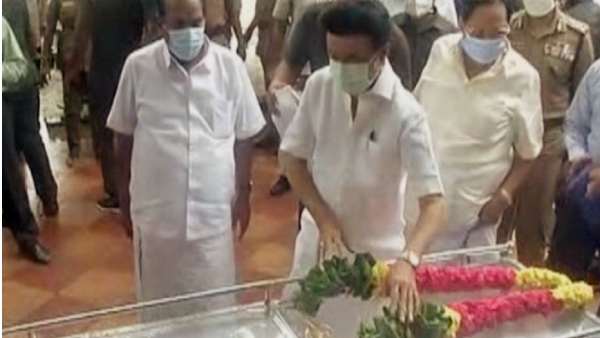 மலர் மாலை வைத்து அஞ்சலி 