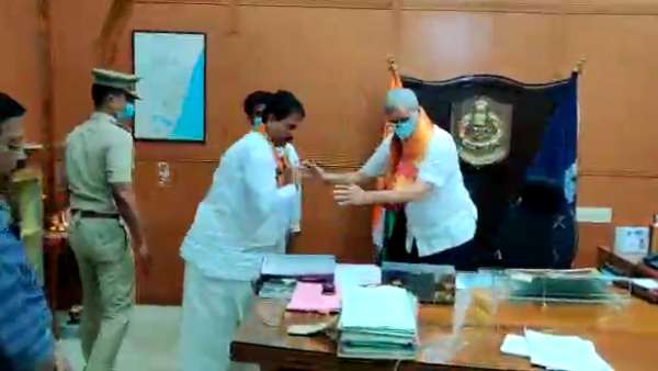 BJP MLAs who fell at the feet of the Puducherry DGP and were blessed 