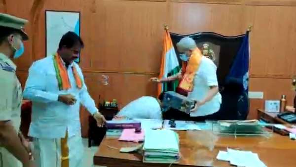 BJP MLAs who fell at the feet of the Puducherry DGP and were blessed 