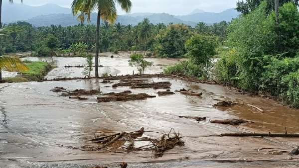 Heavy rain Landslip affects traffic on Yercaud road 