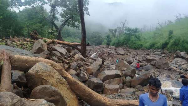 Heavy rain Landslip affects traffic on Yercaud road 