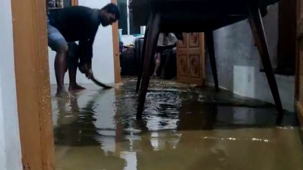 வெள்ளம் பெருக்கெடுத்து ஓடியது வெள்ளம் பெருக்கெடுத்து ஓடியது