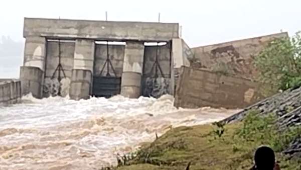 2-வது முறையாக உடைந்த தடுப்பணை 