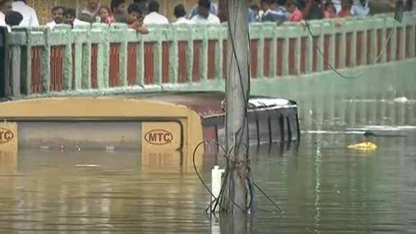 பேருந்து சிக்கியது 
