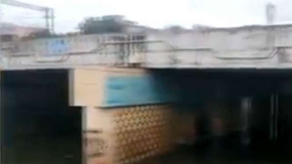 கரைபுரண்டு ஓடும் வெள்ளம் 