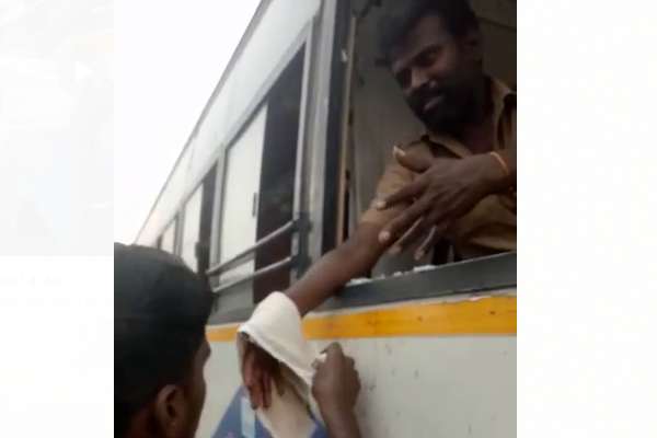 வேகமாக வந்த சொகுசு கார் 