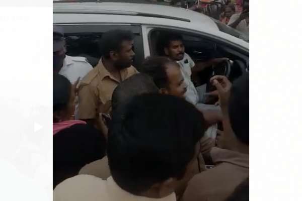 பேருந்து கண்ணாடி, ஓட்டுநர் மீது கல்வீச்சு 