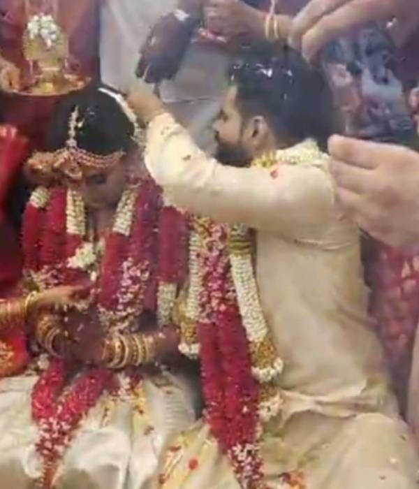 வாழ்த்தும் ரசிகர்கள்