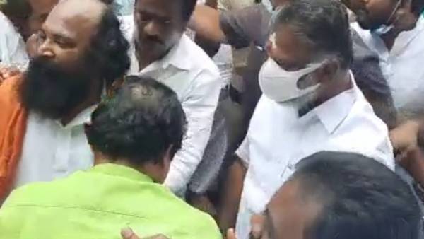 இரு தரப்பு ஆதரவாளர்கள் 
