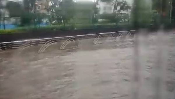 வெள்ளக்காடாக காட்சியளிக்கும் பகுதிகள் 