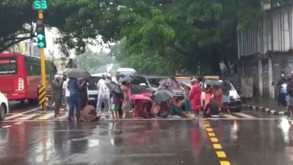 அதிகாரிகள்