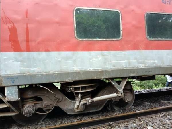 தடம் புரண்ட ரயில் பெட்டிகள்