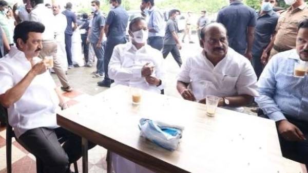 டீ குடித்தார் 