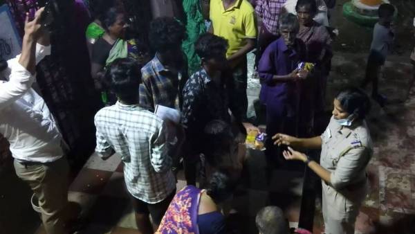 புது துணிகள், உணவு பொருட்கள் 