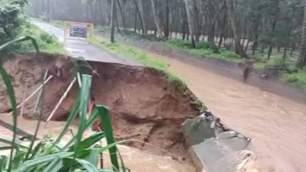 வீடுகளை சூழ்ந்த வெள்ளநீர் 