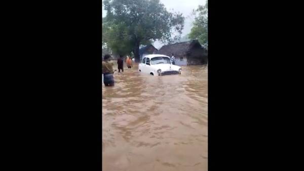 ஆற்றில் வெள்ளம் 
