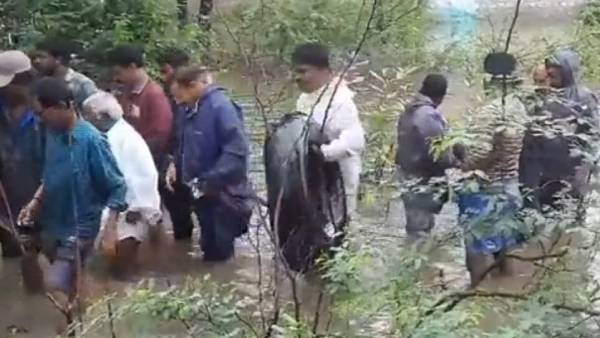 நெட்டிசன்கள் கிண்டல்