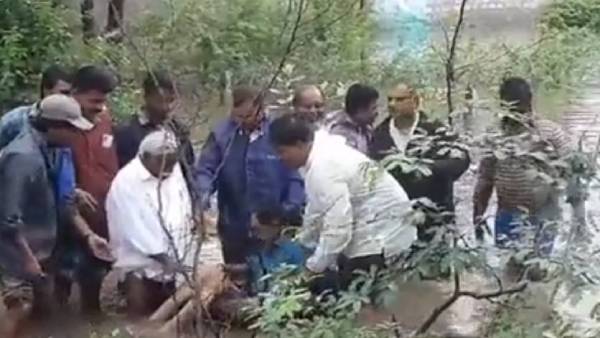 டயர் ட்யூப்பில் இளைஞர்